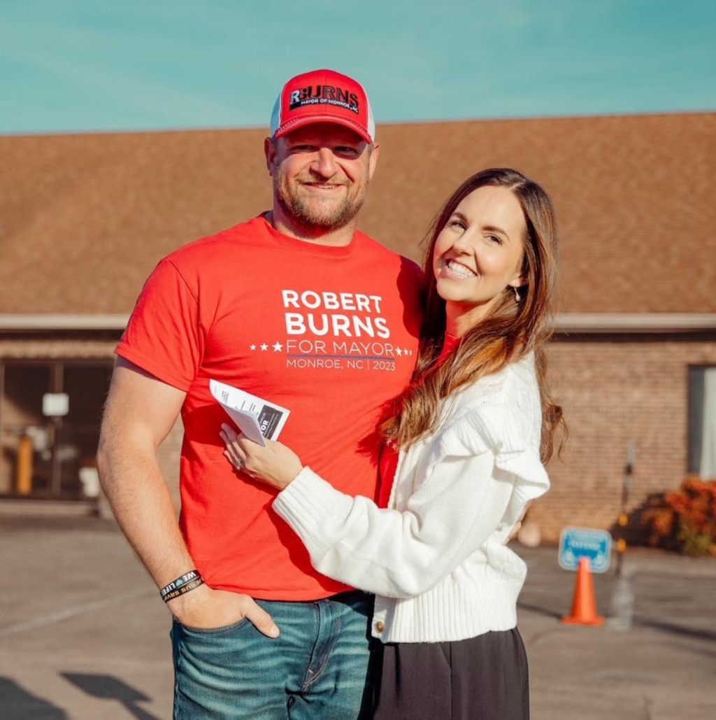 伯恩斯（Robert Burns）与妻子开心庆祝当选。 Facebook