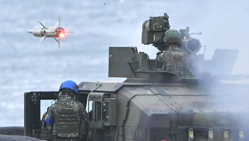 台湾向美采购的新式「陶」式2B导弹车辆「M1167悍马车」，搭载「M41A7 ITAS拖式导弹发射系统」。