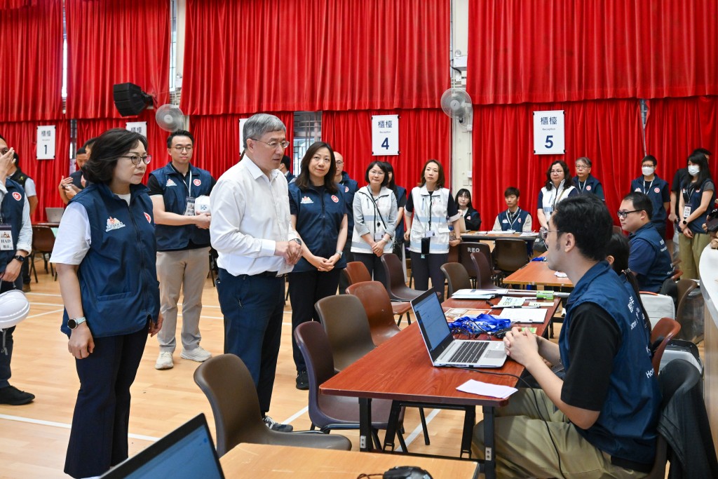 卓永興(左二)和麥美娟(左一)在登記中心勉勵民政事務總署同事繼續努力,全力協助上樓居民。旁為民政事務總署署長杜潔麗(左三)。 卓永興(左二)和麥美娟(左一)在登記中心勉勵民政事務總署同事繼續努力,全力協助上樓居民。旁為民政事務總署署長杜潔麗(左三)。