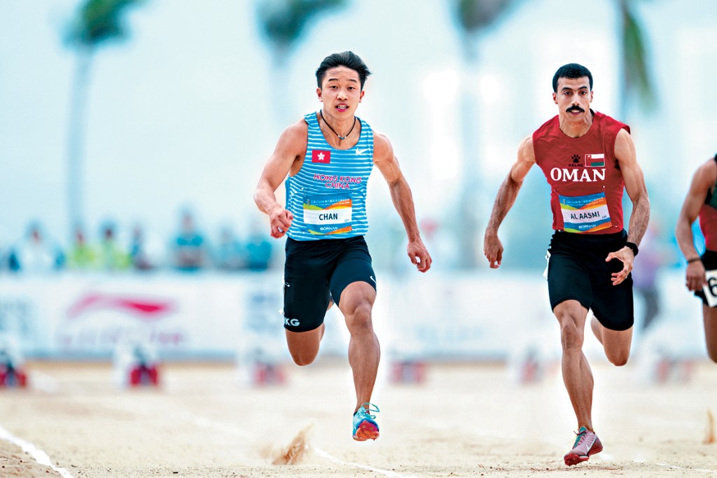 陳一樂（左）60米初賽跑出6秒83以總成績第3殺入決賽。