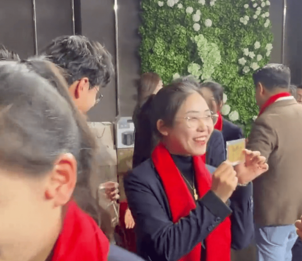 員工尾牙獲贈1克金鈔，笑逐顏開。