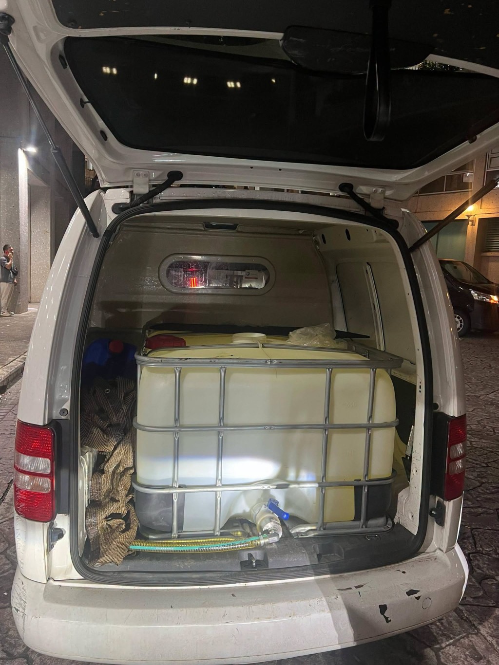 消防處人員於懷疑改裝成非法加油站的客貨車上檢取305公升汽油及入油工具。香港消防處FB圖片