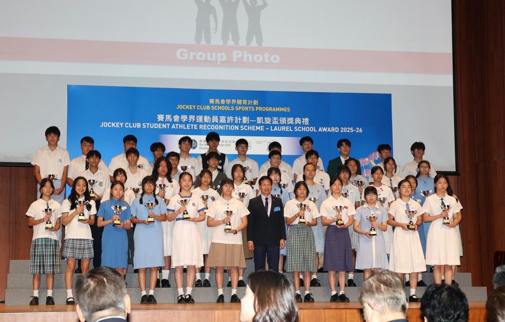 一众「杰出青苗运动员」得主,包括协恩中学的梁殷侨(前排左三)。徐嘉华摄 一众「杰出青苗运动员」得主,包括协恩中学的梁殷侨(前排左三)。徐嘉华摄