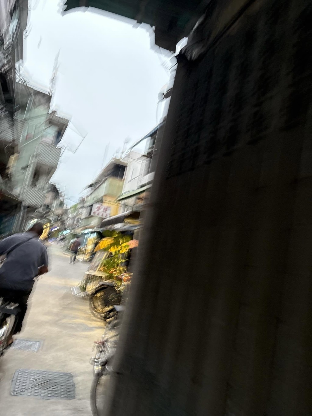 第九及第十張相，鏡頭晃動得更加劇烈，男子已逃至巷弄深處，身影變得越來越小，最終消失在事主的鏡頭前，追捕宣告失敗。（圖片：000headache＠Threads）
