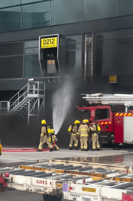 消防動用2條喉及2隊煙帽隊灌救。網上片段截圖