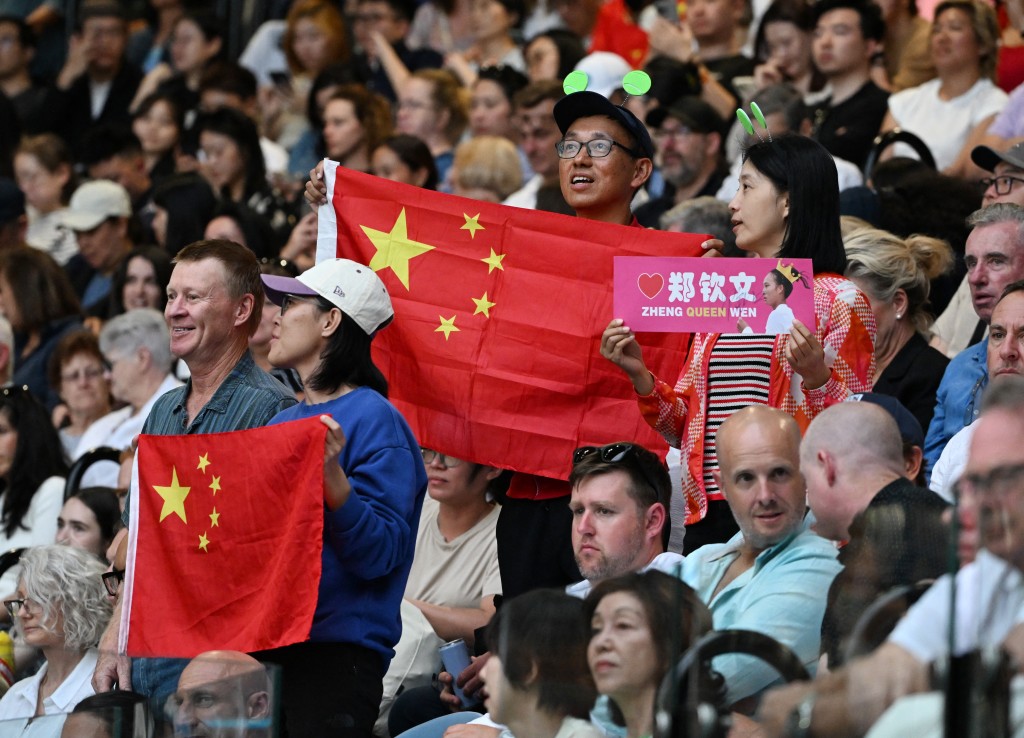 不少中国球迷入场支持郑钦文。路透社