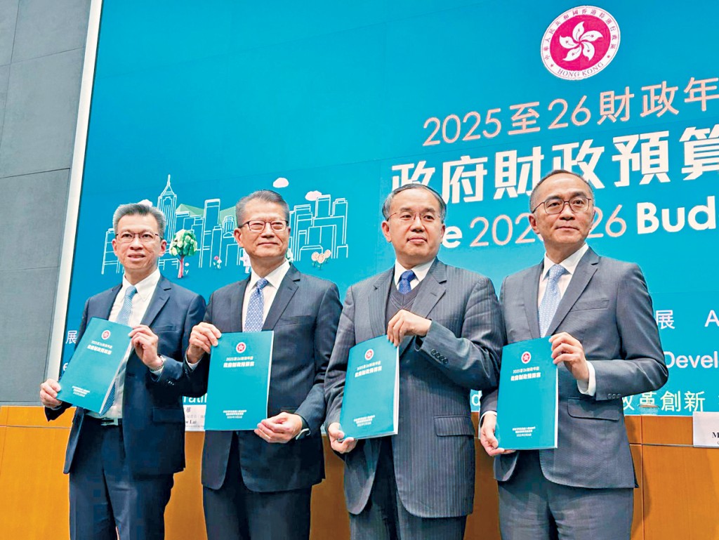 財爺陳茂波與官員出席記者會，解說《預算案》。