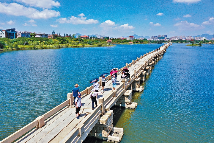 全长二千二百五十五米、连接泉州晋江市安海镇及南安市水头镇的安平桥，是中国现存最长的海港大石桥，也是泉州六处增补申遗的景点之一。