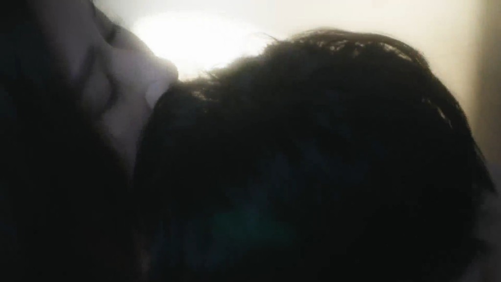 約30秒的床戲中，佘詩曼與何廣沛都沒有親吻鏡頭，但仍充滿曖昧氣氛。