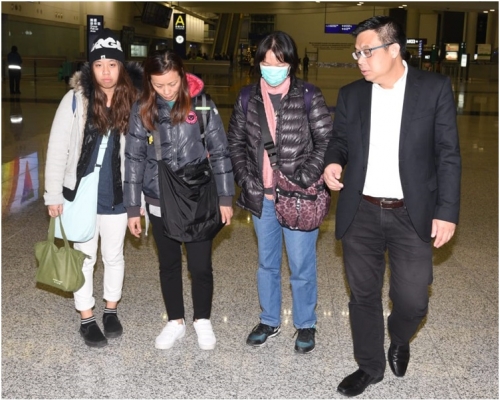 盧樹好(左二)、梁樹嬌(右二)。資料圖片