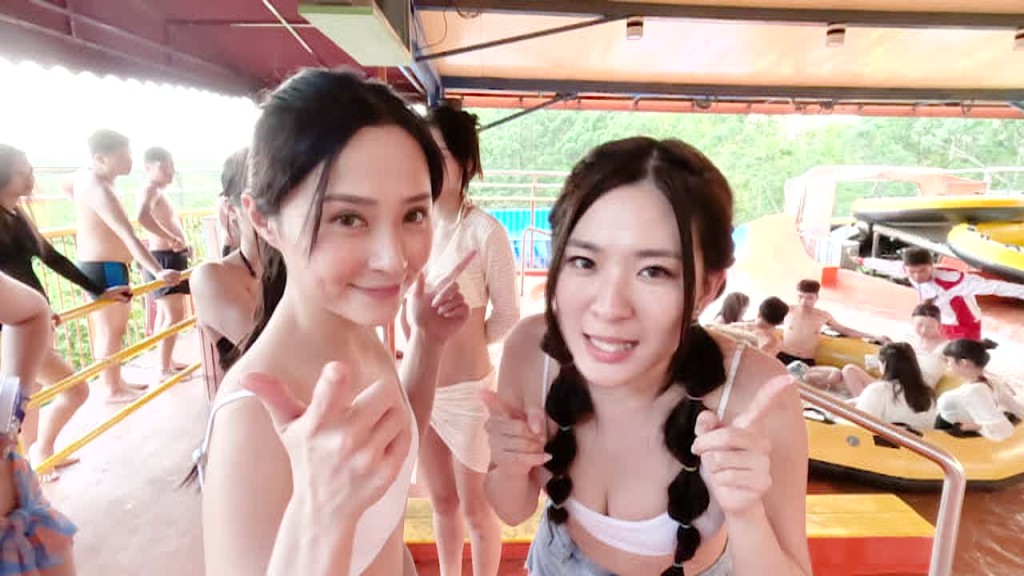 两位靓女穿上同一款泳衣。
