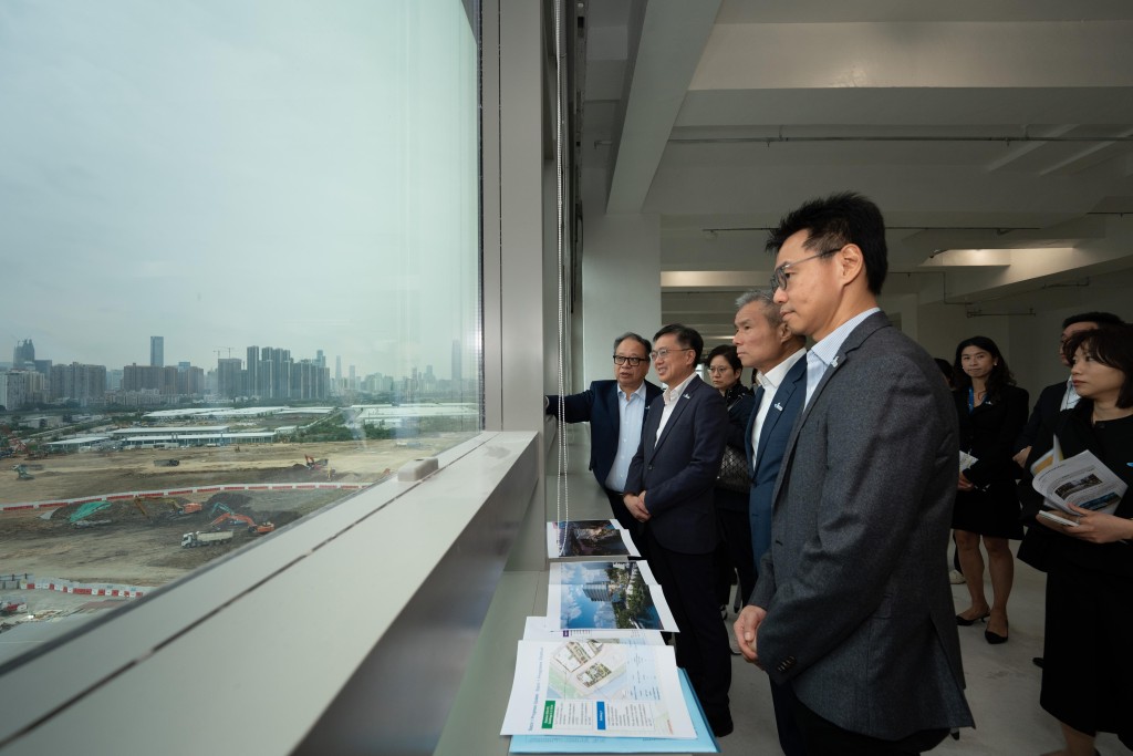 蔡傑銘(左二)早前到河套香港園區視察。創新科技及工業局FB圖片 蔡傑銘(左二)早前到河套香港園區視察。創新科技及工業局FB圖片