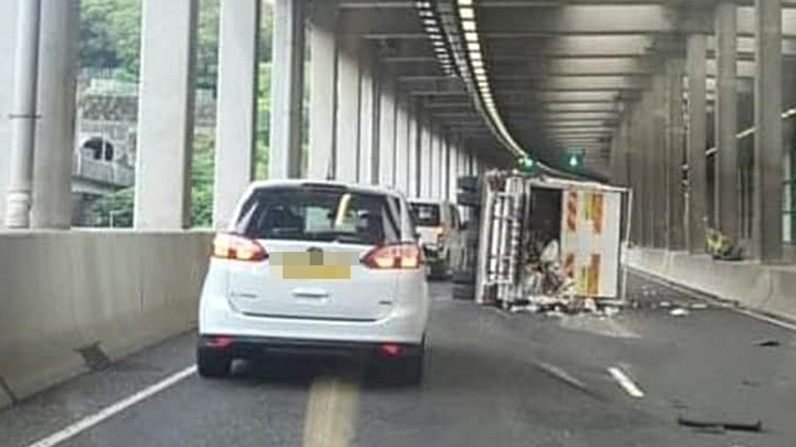 青衣北岸公路發生垃圾車翻側意外。fb:馬路的事 (即時交通資訊台)