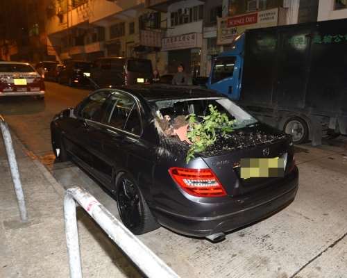 黃大仙有花盆從高處墮下，擊中一輛私家車毀車尾。