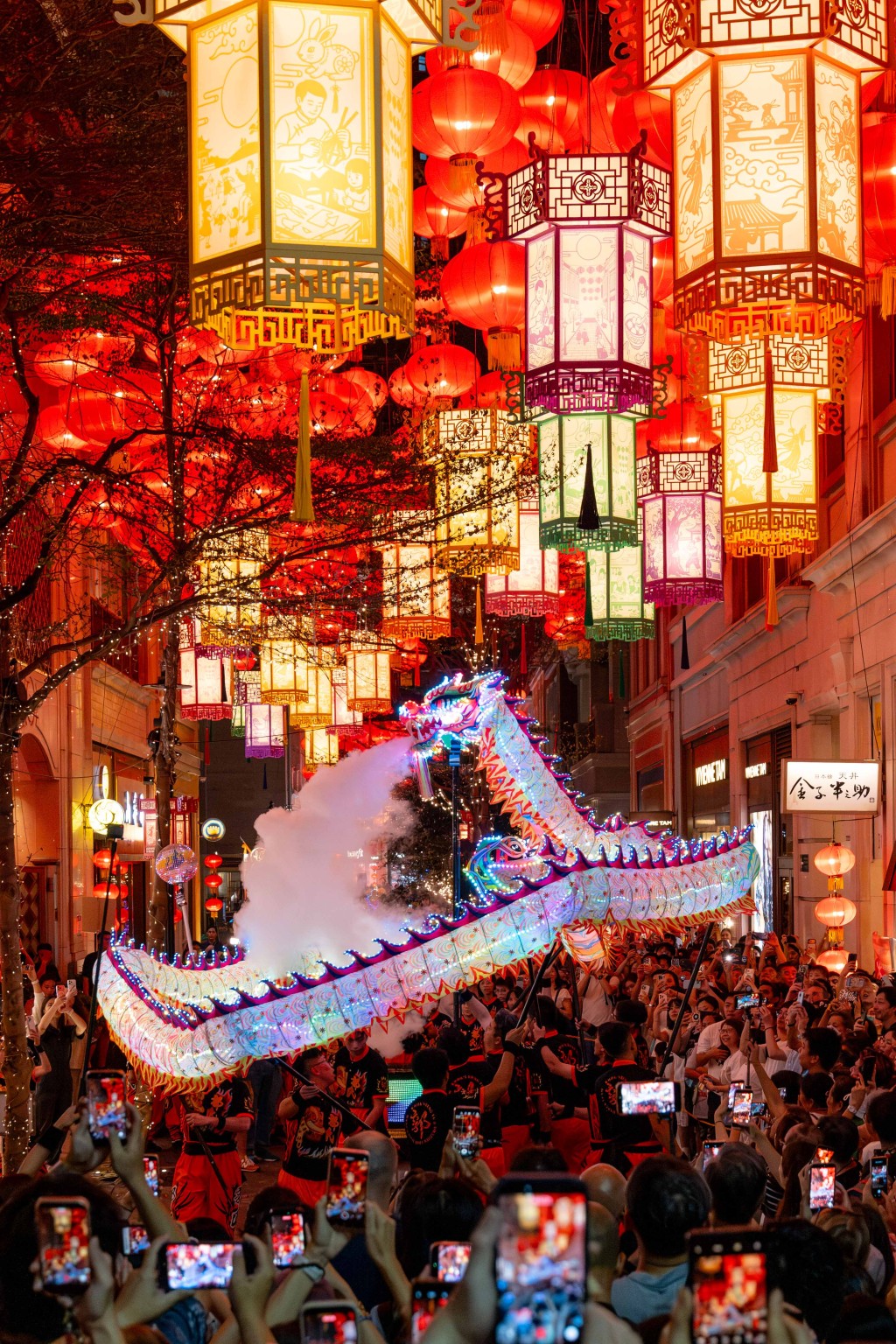 一條18米長的幻彩夜光火龍,穿梭於利東街林蔭大道,配合璀璨燈海與激昂鑼鼓,將中秋夜氣氛推向高峰。 一條18米長的幻彩夜光火龍,穿梭於利東街林蔭大道,配合璀璨燈海與激昂鑼鼓,將中秋夜氣氛推向高峰。