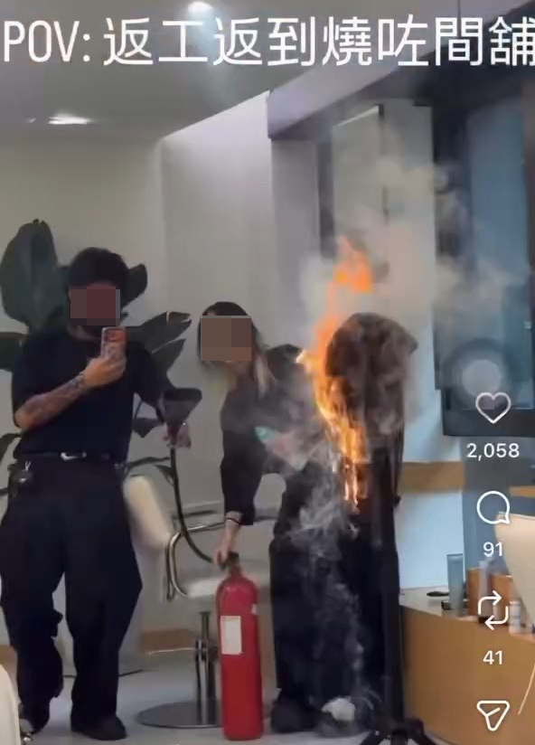 一個練習用公仔人頭隨即起火,急需用滅火器將火撲熄。網上片段截圖 一個練習用公仔人頭隨即起火,急需用滅火器將火撲熄。網上片段截圖