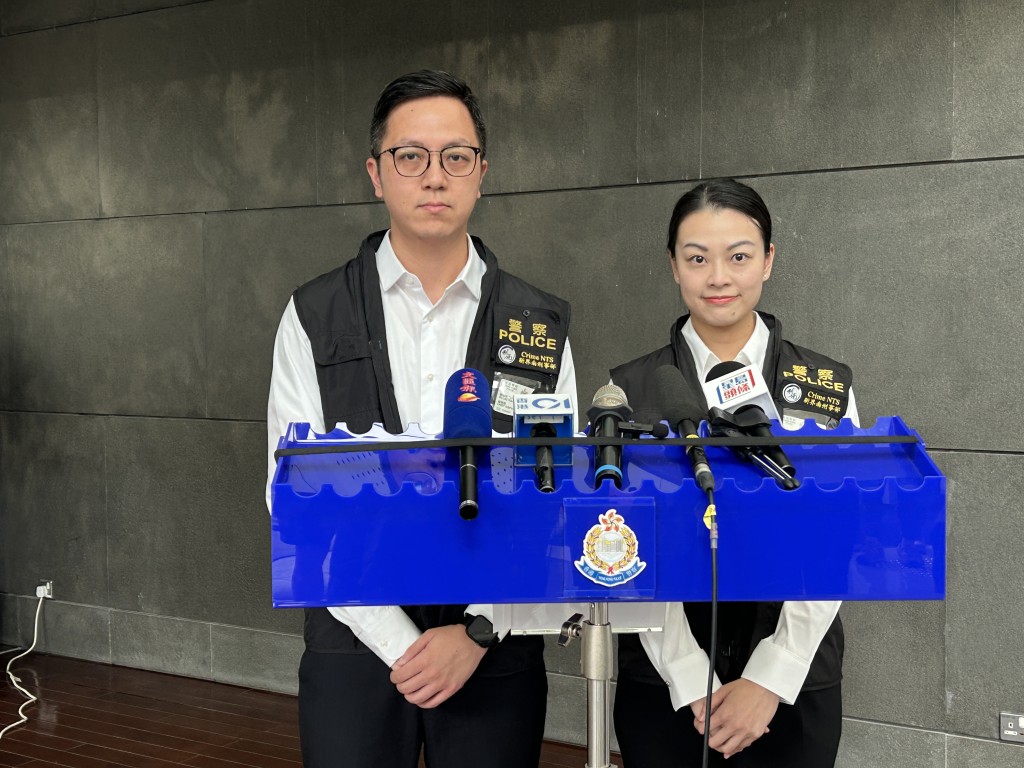 新界南总区刑事部署理警司刘煜华（左）及防止罪案办公室总督察陈咏君（右）向传媒简报案情。