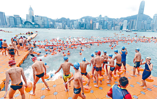 ■歷屆維港渡海泳，吸引數千選手參與 。