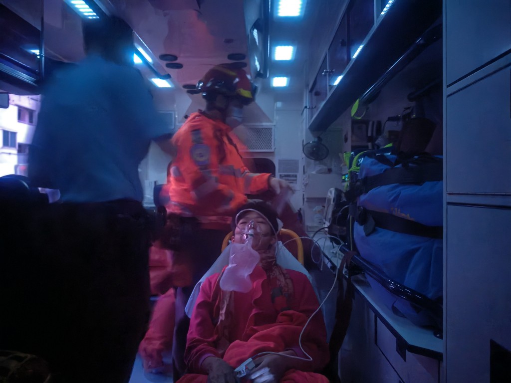 14歲少年吸入濃煙不適送院。