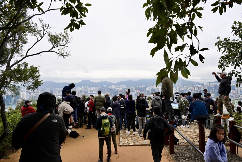大批市民於北角寶馬山等有利位置觀賞兼拍照。劉駿軒攝