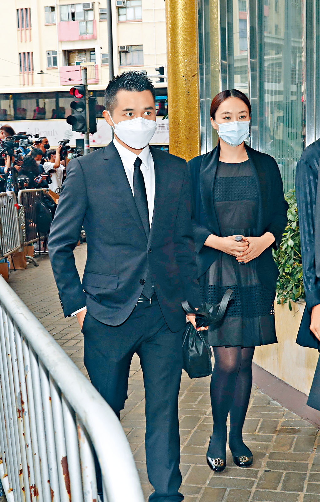 ■猷亨與陳瀅一同離去。