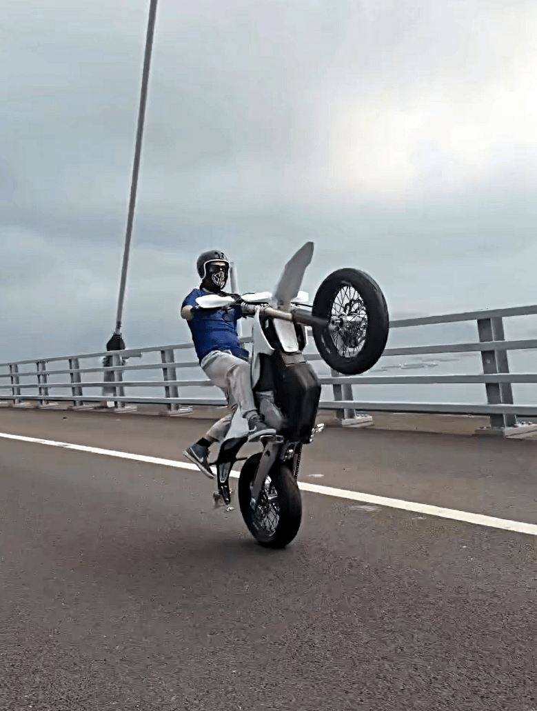 英漢在昂船洲大橋大玩單輪行駛。fb：向香港警察致敬