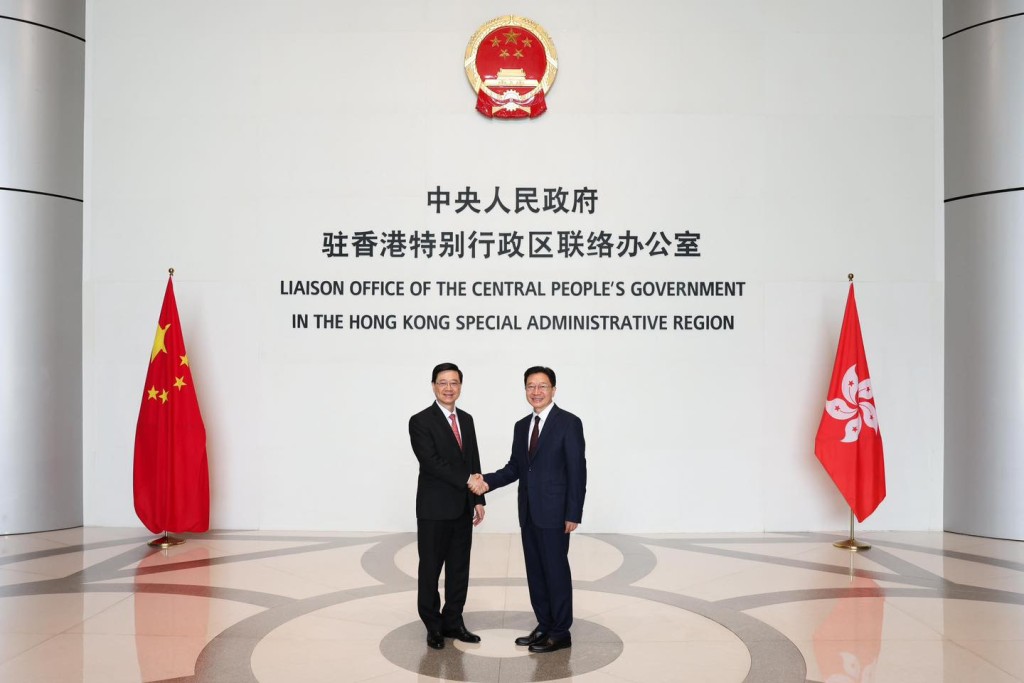 李家超與周霽（右）3日見面2次。中聯辦圖片