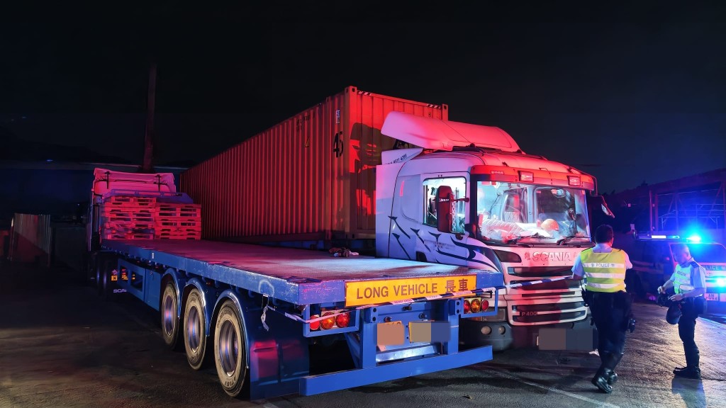 天水圍七旬司機被夾兩貨櫃車之間 消防救出 昏迷送院搶救。黎志偉攝