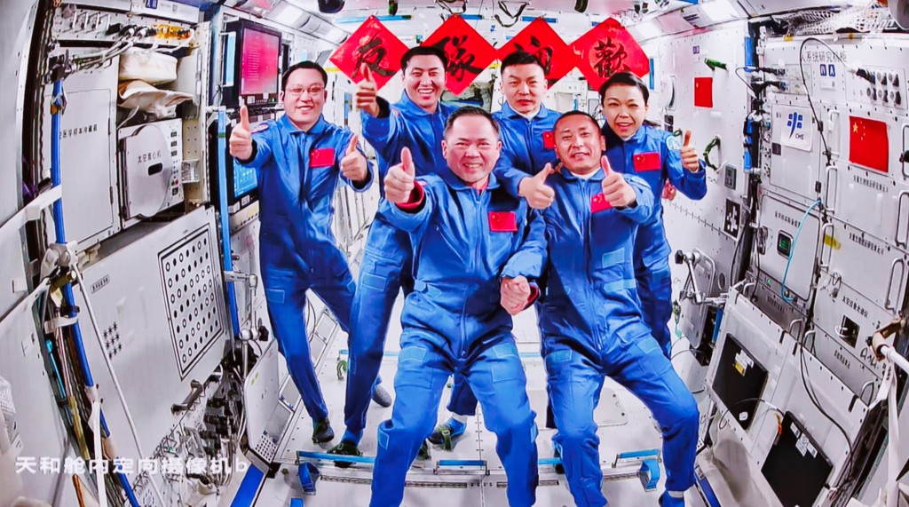 黎家盈(後排右一)的經歷，可以啟發學生。示意圖