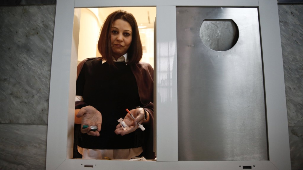 希臘禁毒組織（OKANA）員工展示「吸毒室」提供的即棄針筒和即棄湯匙等用具。 路透社
