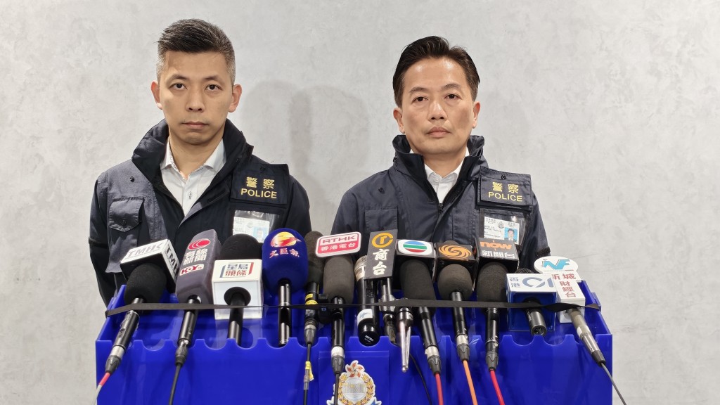 东九龙总区刑事总部警司黄奕隆（右）及重案组第二队总督察苏志兵（左）交代案情。黄文威摄
