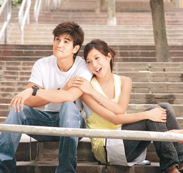 鍾嘉欣2007年拍電影《十分愛》跟伍允龍相戀。