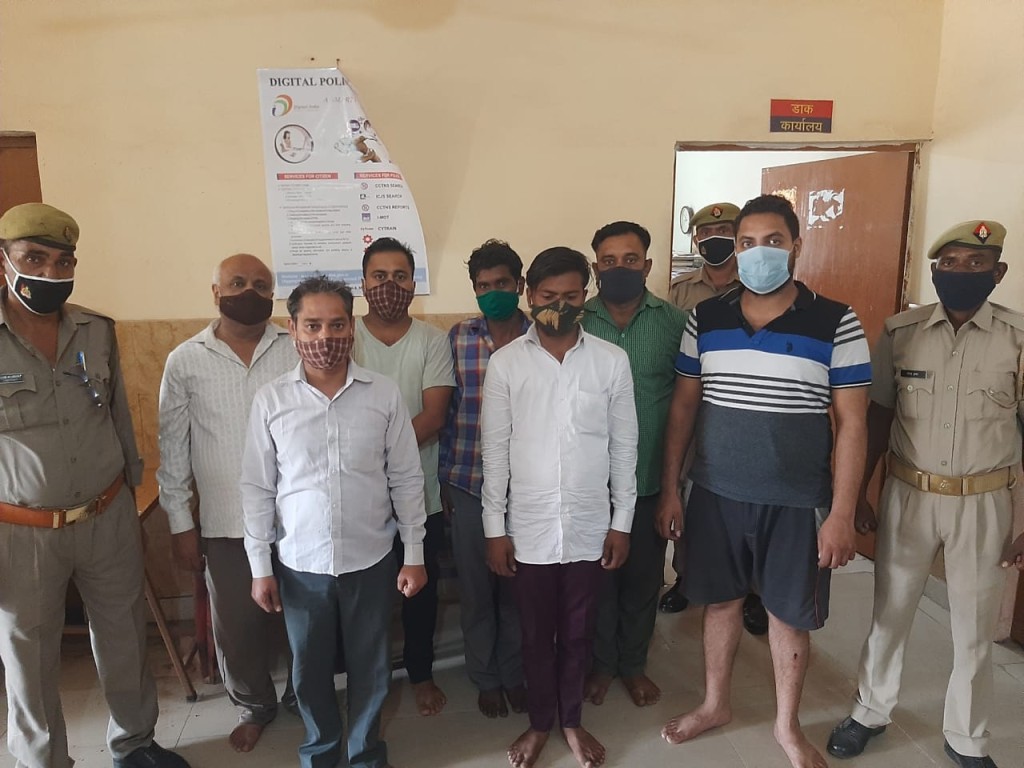 檢獲大批壽衣及裹屍布等。Baghpat Police fb