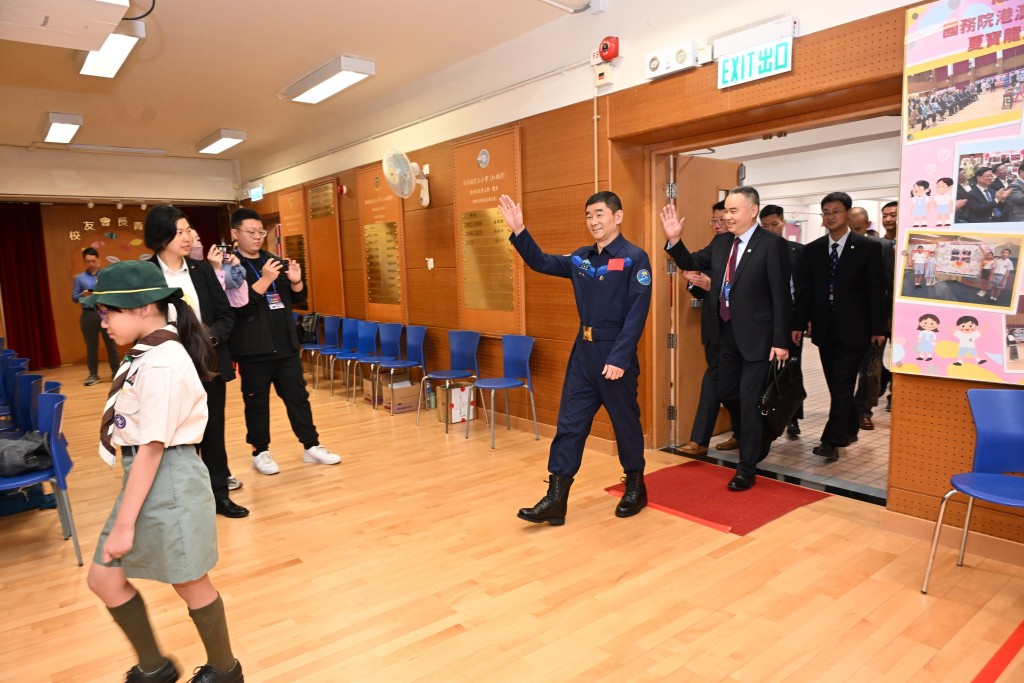 神舟十二号乘组航天员刘伯明（中）和代表团成员出席在马头涌官立小学（红磡湾）举行的「中国载人航天工程代表团与中、小学生真情对话」活动。