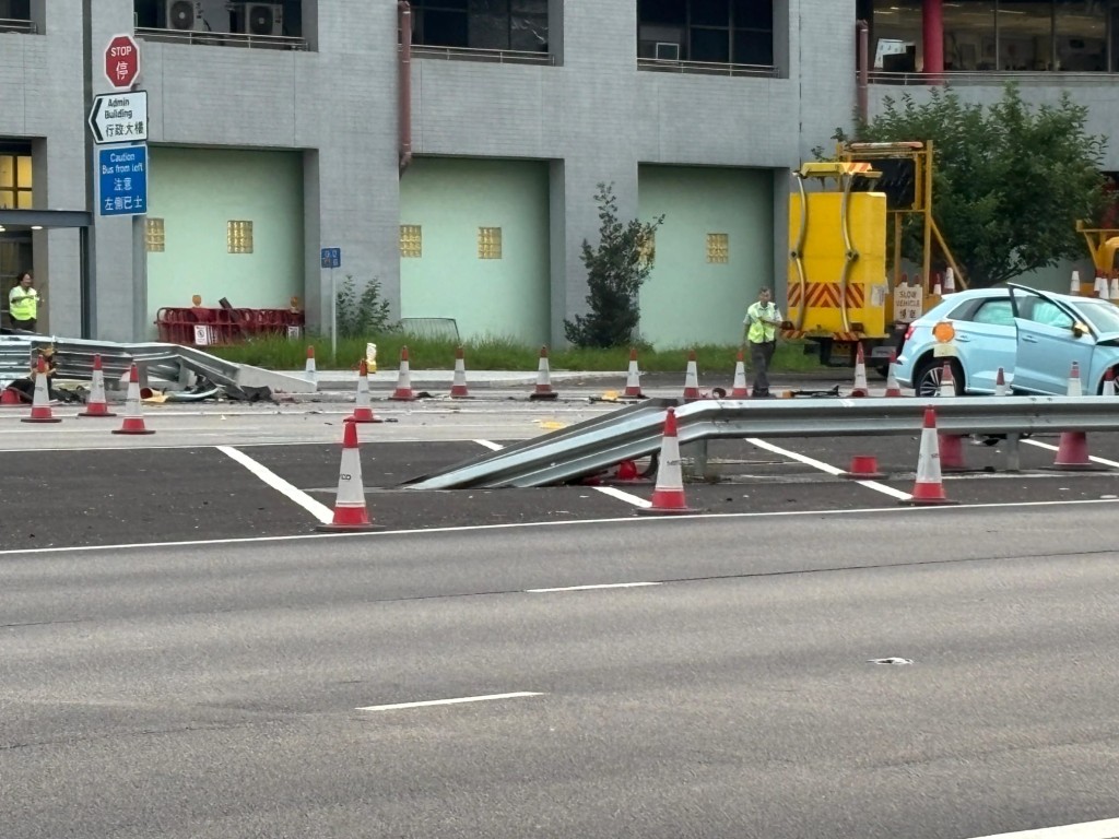 城門隧道轉車站私家自炒撞欄 女司機面傷送院。 城門隧道轉車站私家自炒撞欄 女司機面傷送院。