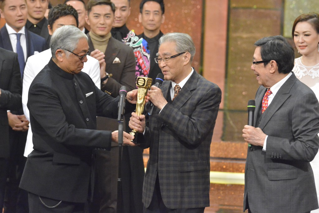 周骢于2016年《万千星辉颁奖典礼》获颁发「万千光辉演艺大奖」，当时由影坛好友曾江、胡枫颁奖。