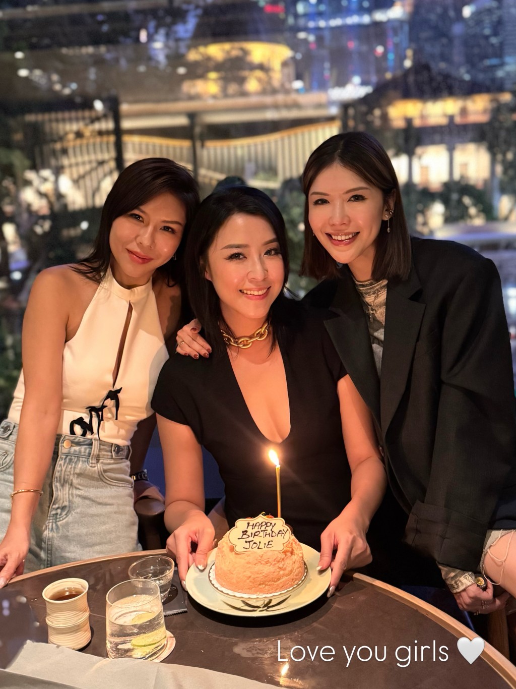 陳逸璇與閨密們溫馨慶生,並寫上「Love you girls」感謝好友。 陳逸璇與閨密們溫馨慶生,並寫上「Love you girls」感謝好友。