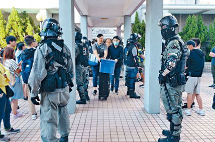 防暴警察在藍田票站外戒備。