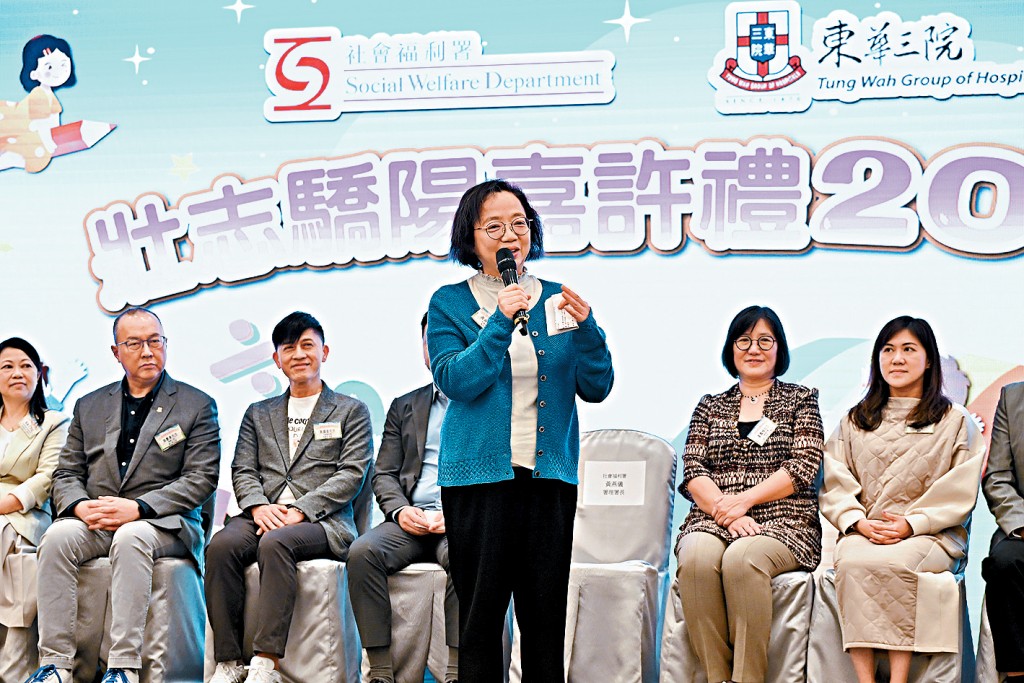署理社署署長黃燕儀讚揚得獎者自強不息、努力不懈地克服困難和挑戰。