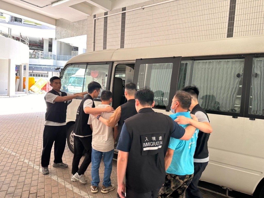 懷疑非法勞工在行動中被捕。政府新聞處圖片