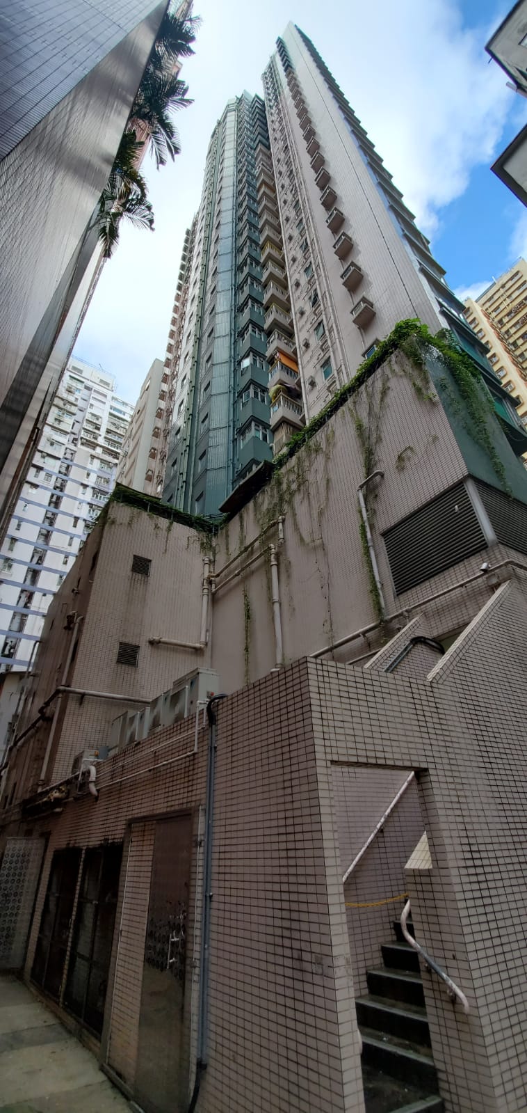 男子倒卧大廈平台。楊永亨攝