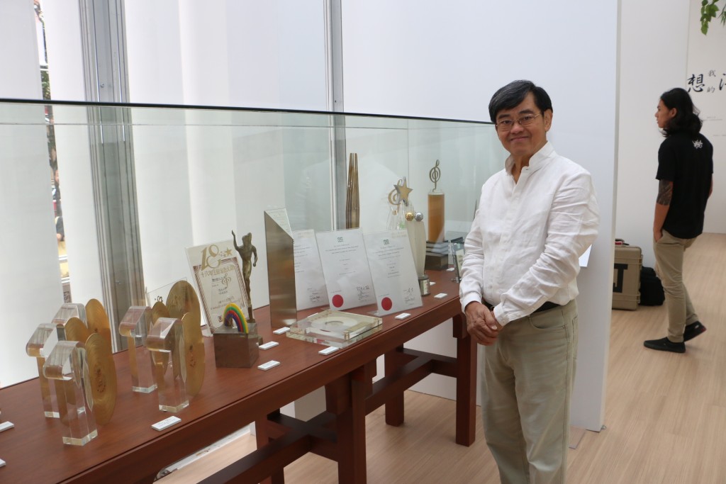 鄭老師多年來奪獎無數，2016年更舉行過詞作展「藝園漫步」展出。