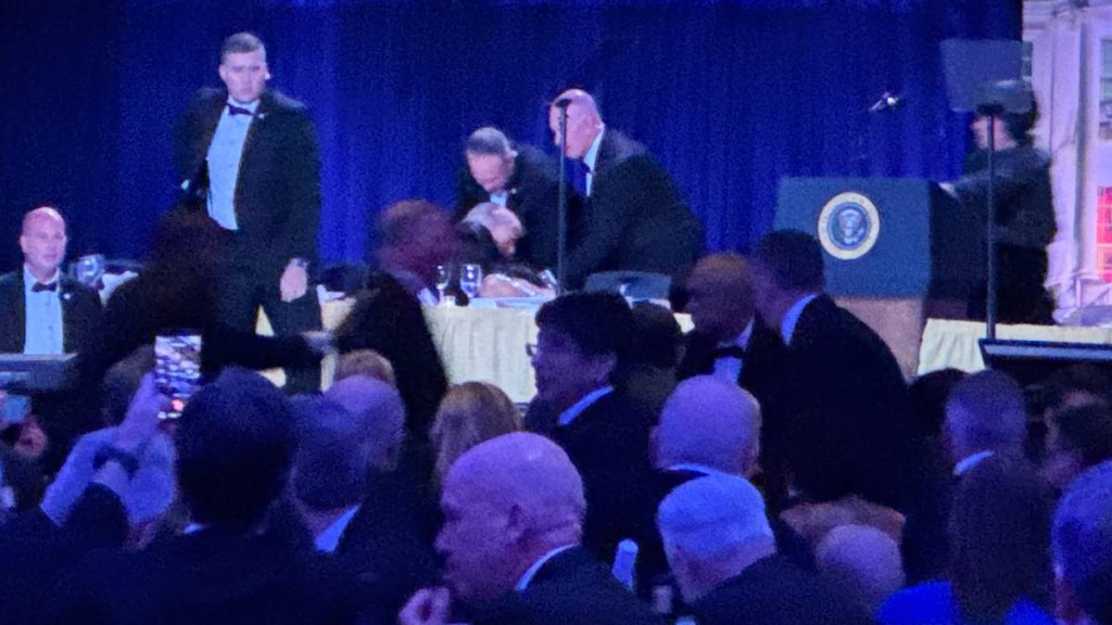 特朗普出席白宮記者協會晚宴期間有槍手開火，特勤人員立即撤離特朗普。美聯社