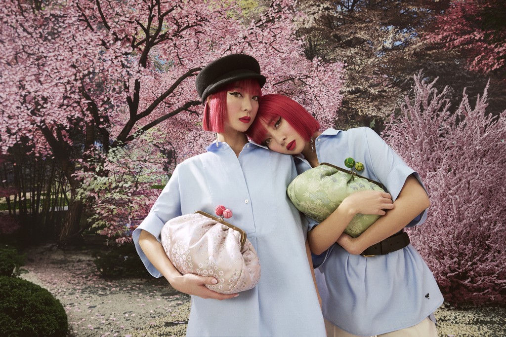 铃木姐妹是品牌京都之旅的座上客之一，二人在樱花美景下演绎最新Treasure of Japan系列Pastinccino Bag。