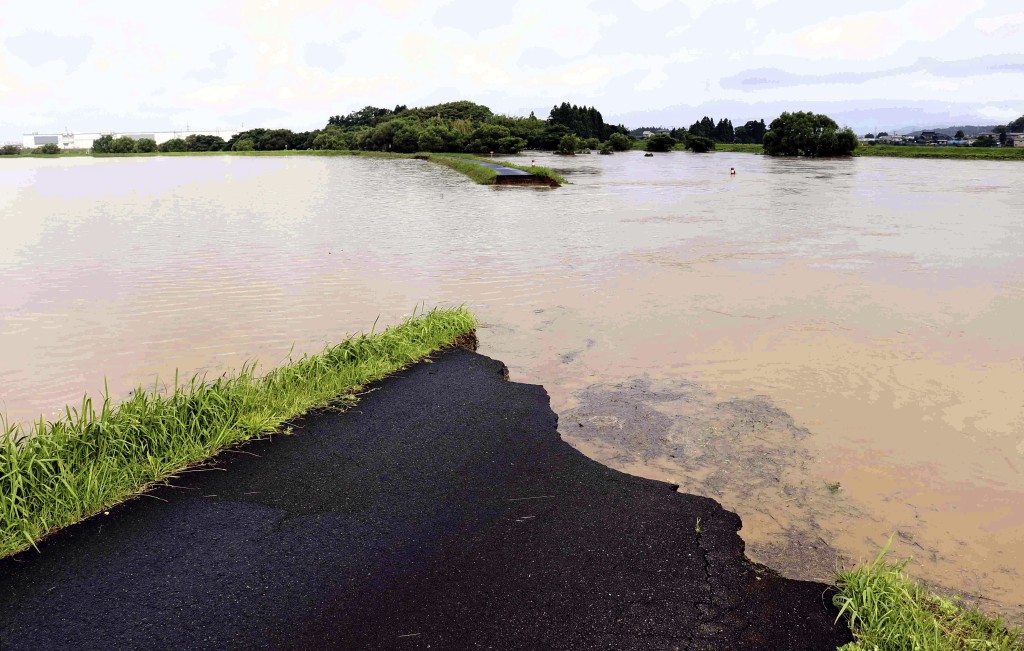 秋田县由利本庄市的石泽川溃堤泛滥。美联社