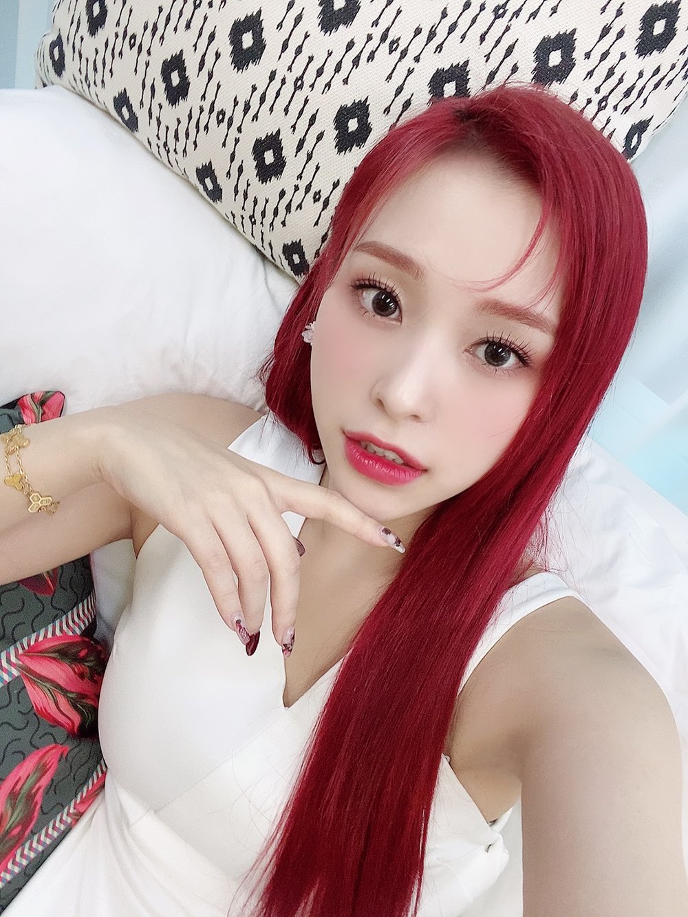 佳泫亦確診。
