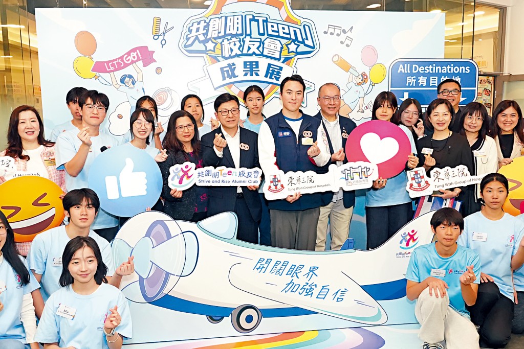 孫玉菡局長在東華三院主席何猷啟陪同下參觀共創明「Teen」校友會成果展。