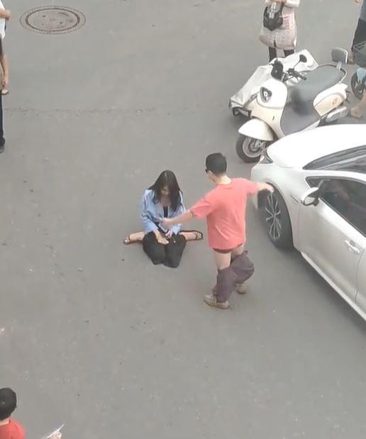 有网民拍下女子跪求男子私了，及不慎扯下对方短裤的情景。