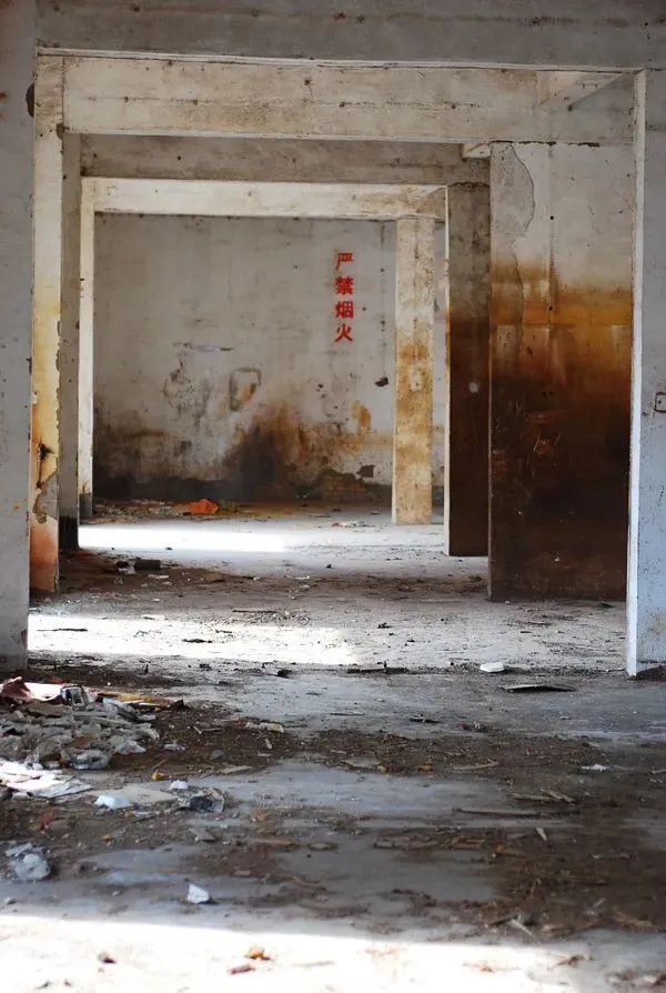 致丽工艺厂荒废至今，墙壁上面的「严禁烟火」触目惊心又显得有些讽刺。 2008年照片