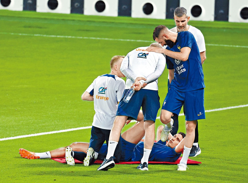 賓施馬（右前）在操練中又再弄傷大腿肌肉，需要休息三周。